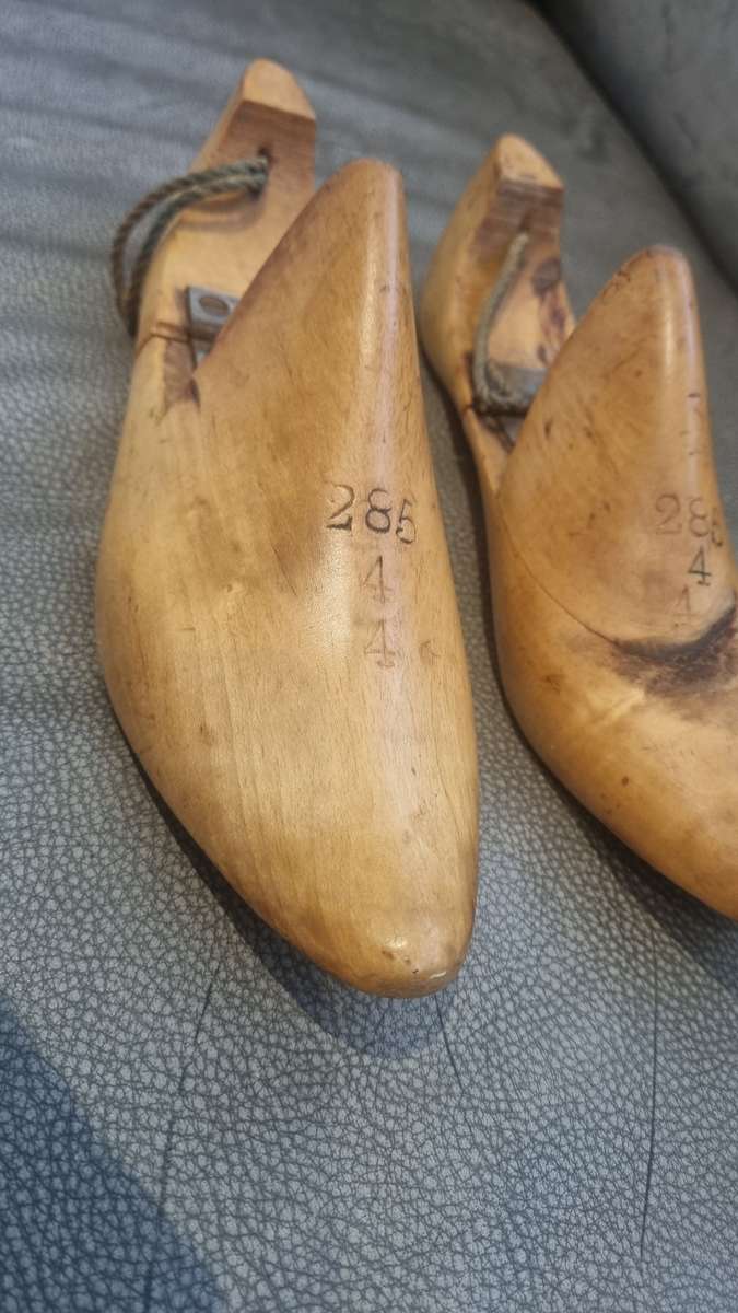 Solid wooden pair of shoe lasts for ladies shoes. Very pretty shapes.