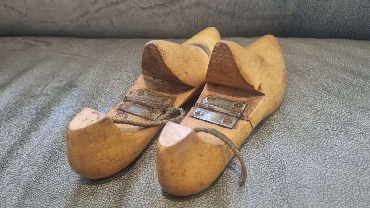 Solid wooden pair of shoe lasts for ladies shoes. Very pretty shapes.