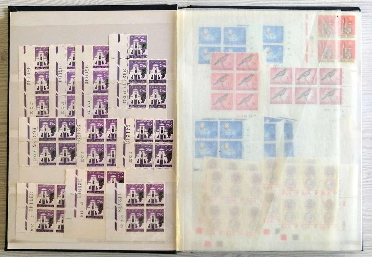 RSA definitives & earlier issues in 16pg/32 side stockbook