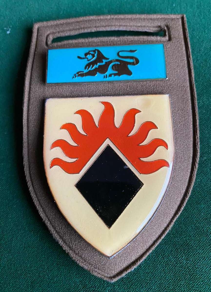 SECUNDA COMMANDO FLASH-WITH COMMAND BAR-PINS INTACT