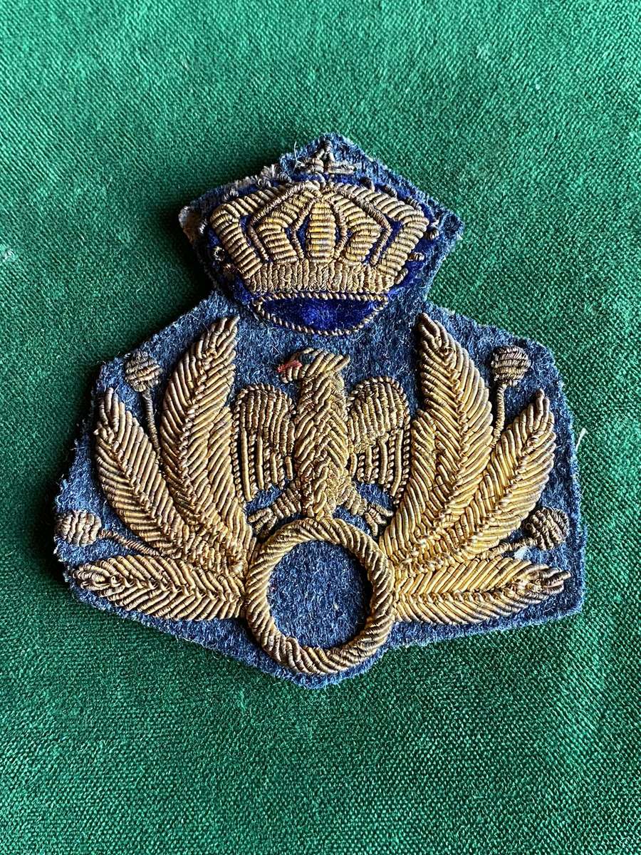 ITALIAN AIR FORCE (REGIA AERO NAUTICA)OFFICERS BULLION WIRE CAP BADGE-GOLD WIRE ON SLATE BLUE FELT