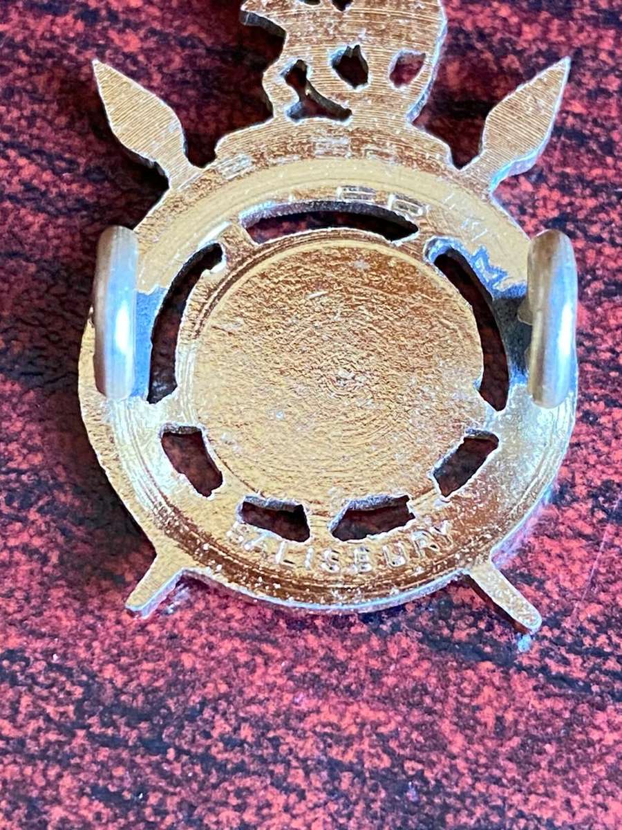 RHODESIAN INTELLEGENCE CORPS 2ND PATTERN GILT CAP BADGE-1977-1980- 2 LUGS