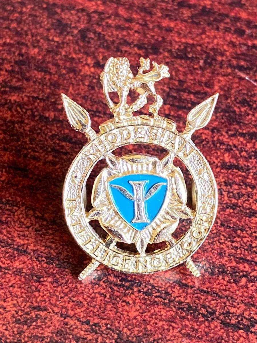 RHODESIAN INTELLEGENCE CORPS 2ND PATTERN GILT CAP BADGE-1977-1980- 2 LUGS