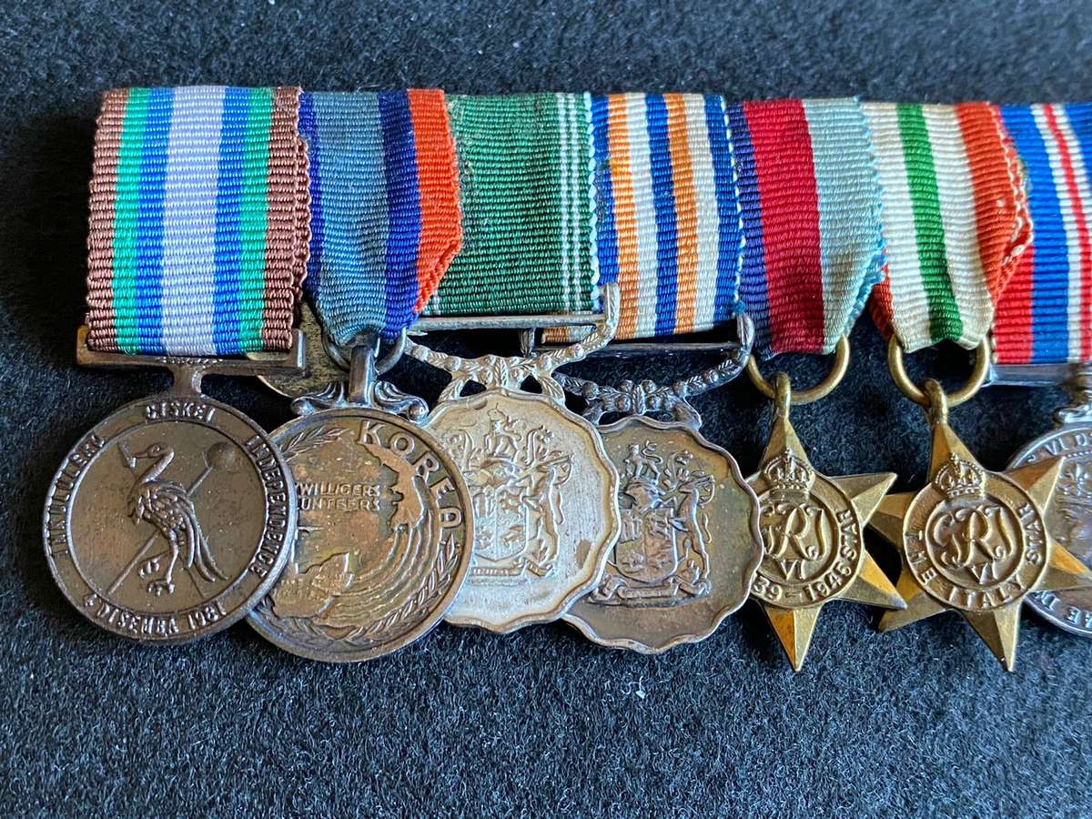 3 LOGBOOKS SPANNING FROM WW2,KOREA WAR UP TO 1958,PILOTS FLYING MANVAL,MINIATURE MEDAL GROUP WITH BO