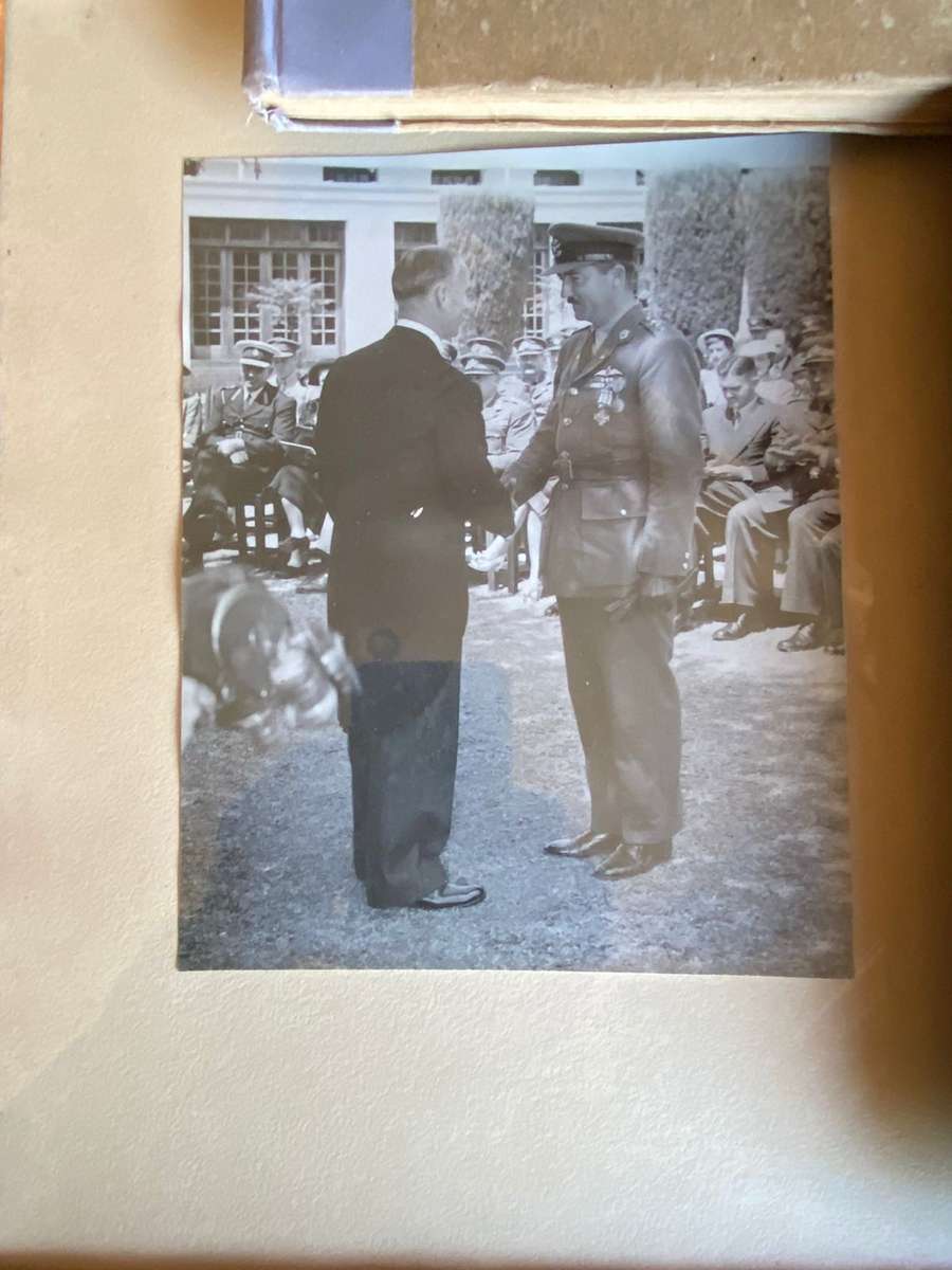 3 LOGBOOKS SPANNING FROM WW2,KOREA WAR UP TO 1958,PILOTS FLYING MANVAL,MINIATURE MEDAL GROUP WITH BO