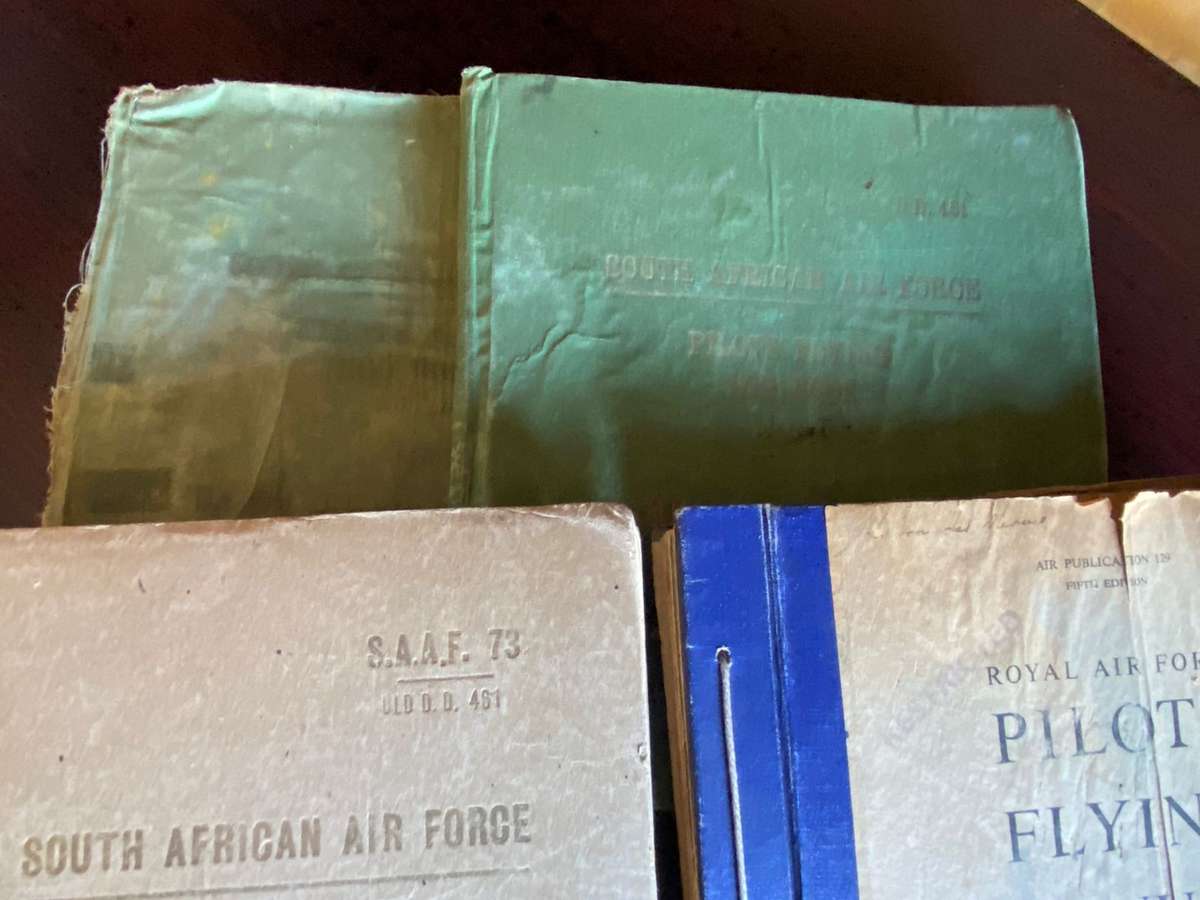 3 LOGBOOKS SPANNING FROM WW2,KOREA WAR UP TO 1958,PILOTS FLYING MANVAL,MINIATURE MEDAL GROUP WITH BO