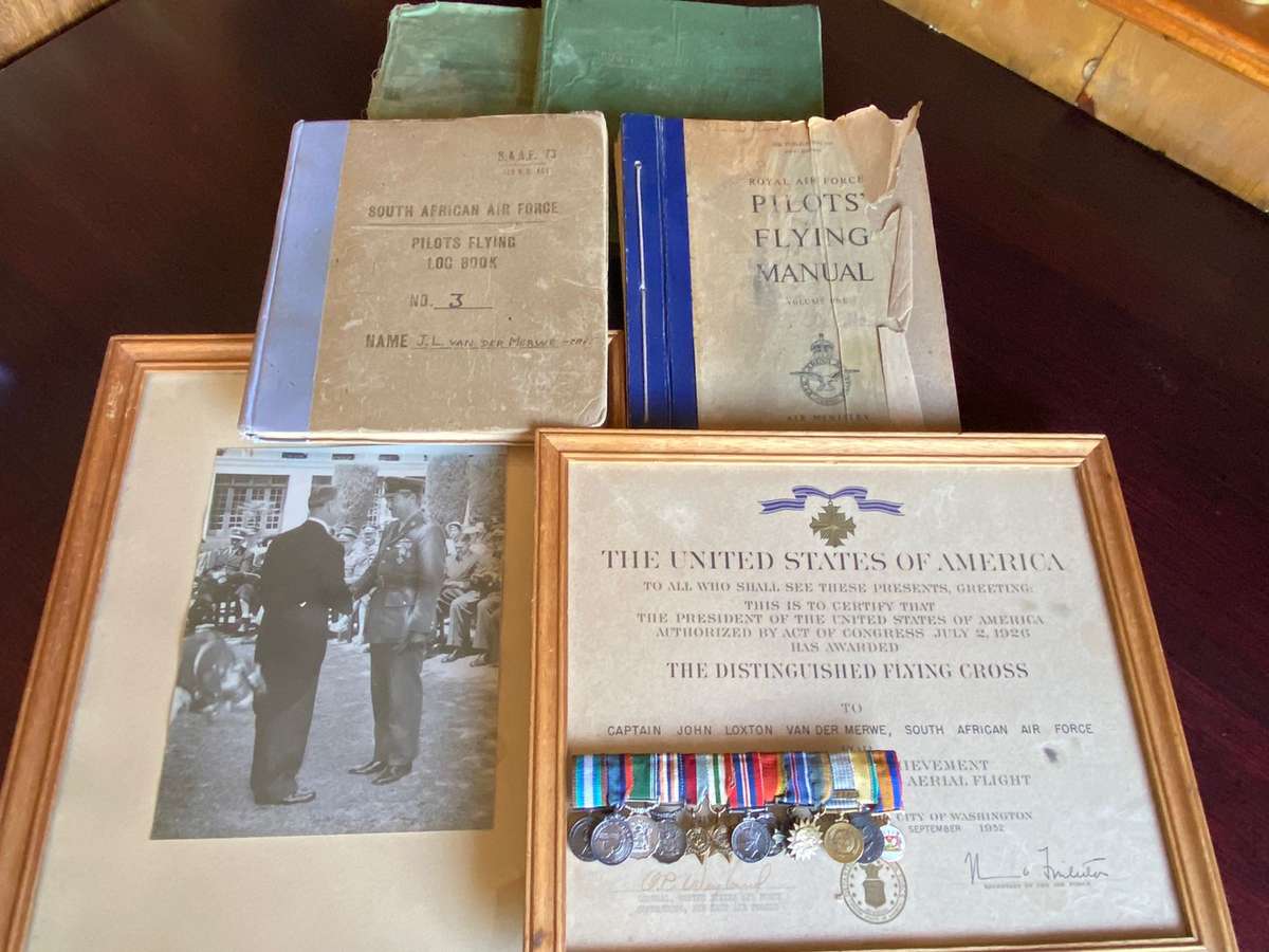 3 LOGBOOKS SPANNING FROM WW2,KOREA WAR UP TO 1958,PILOTS FLYING MANVAL,MINIATURE MEDAL GROUP WITH BO