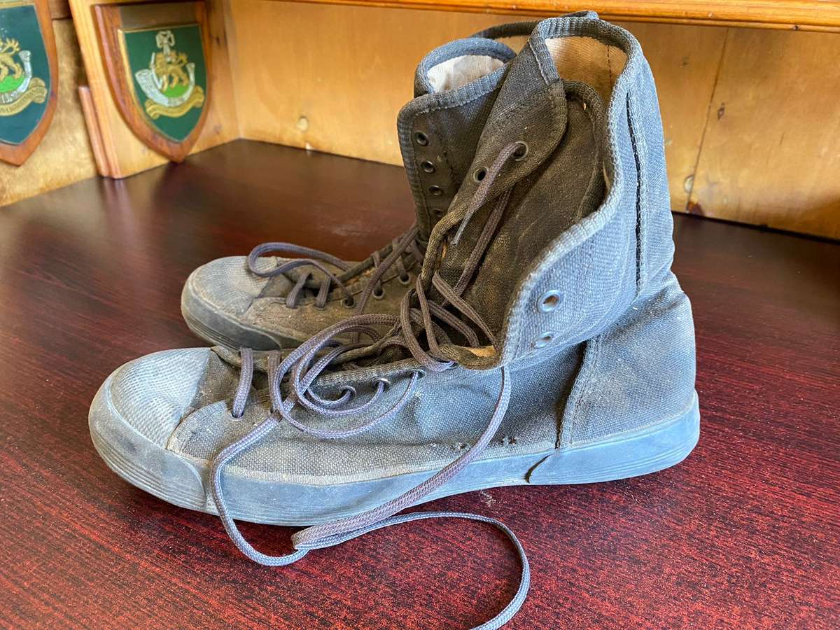ORIGINAL RHODESIAN SAS ANTI TRACKING BOOTS-BIG SIZE-WOULD SAY 11 OR 12-GOOD CONDITION,CONSIDERING AG