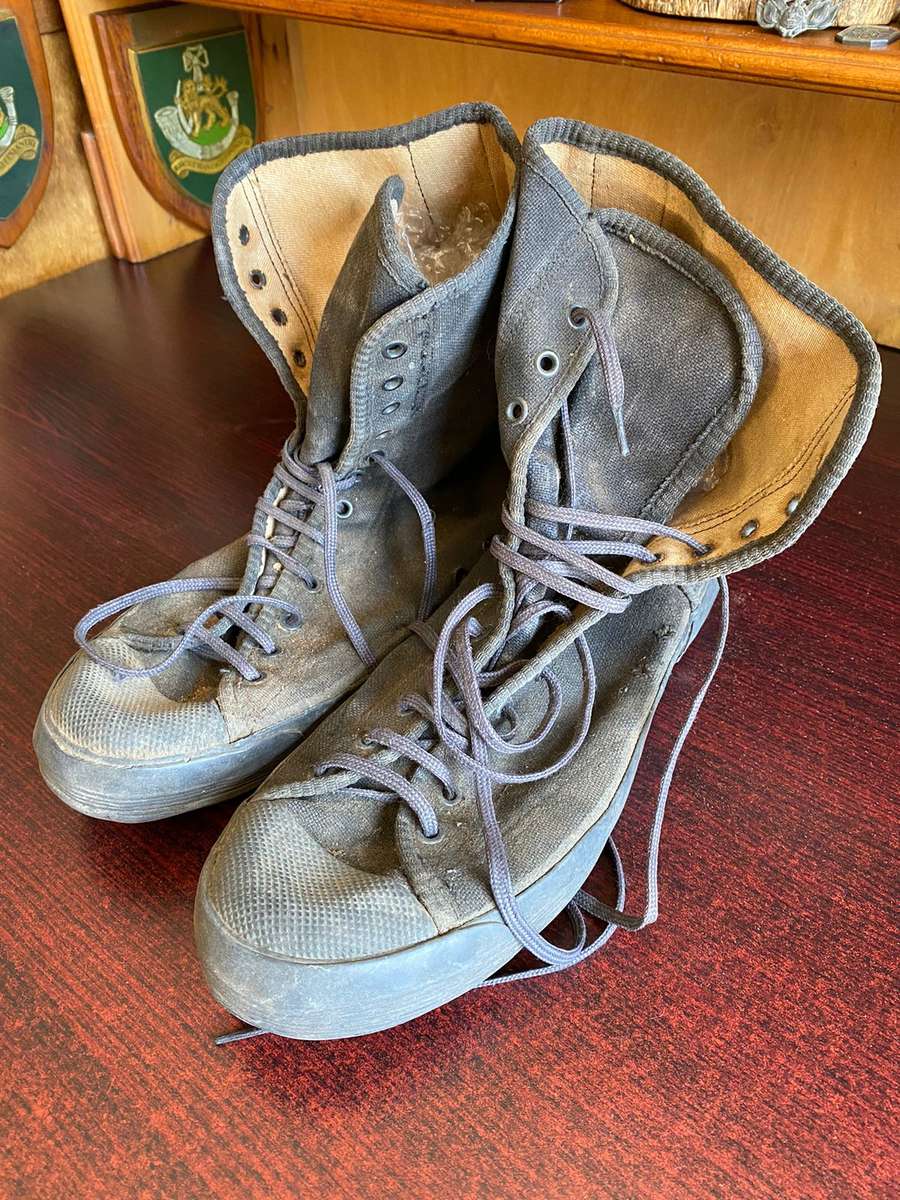 ORIGINAL RHODESIAN SAS ANTI TRACKING BOOTS-BIG SIZE-WOULD SAY 11 OR 12-GOOD CONDITION,CONSIDERING AG