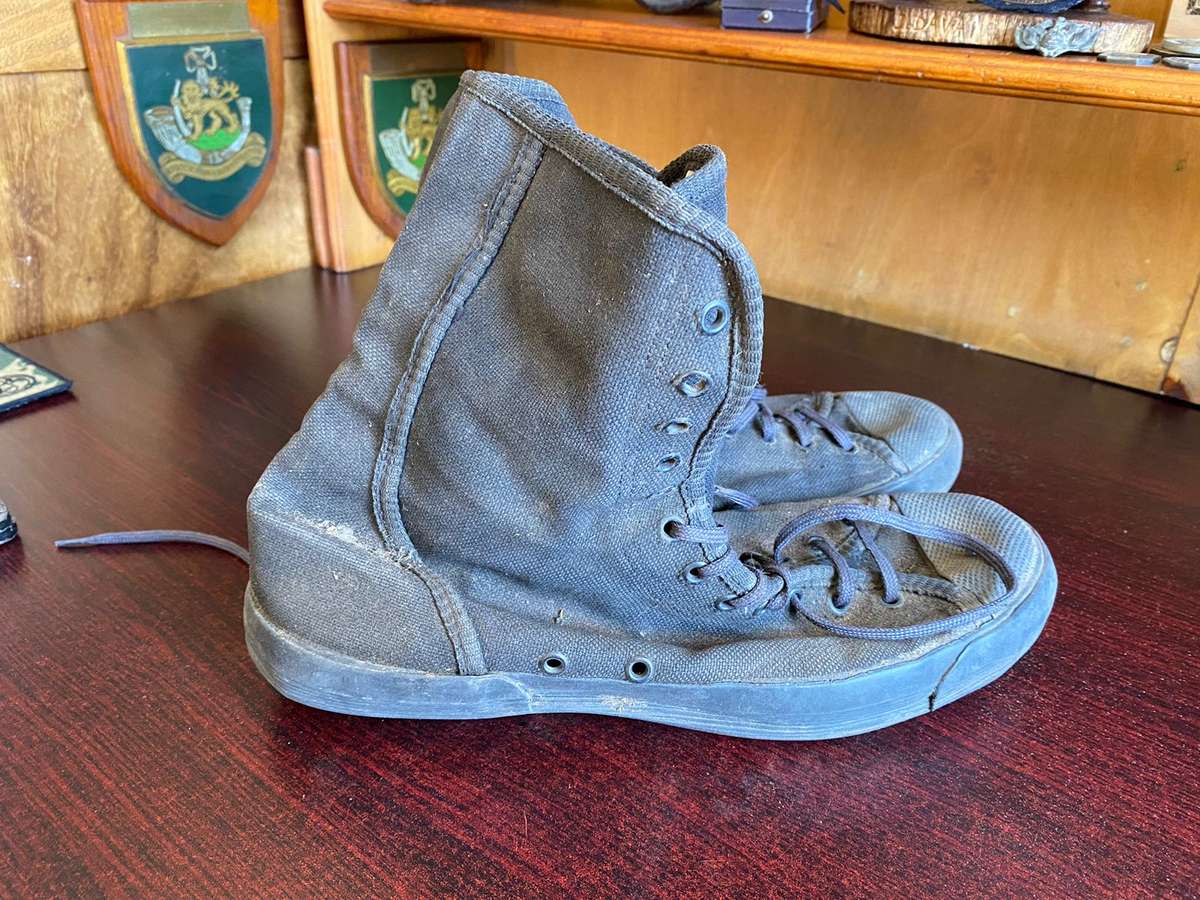 ORIGINAL RHODESIAN SAS ANTI TRACKING BOOTS-BIG SIZE-WOULD SAY 11 OR 12-GOOD CONDITION,CONSIDERING AG