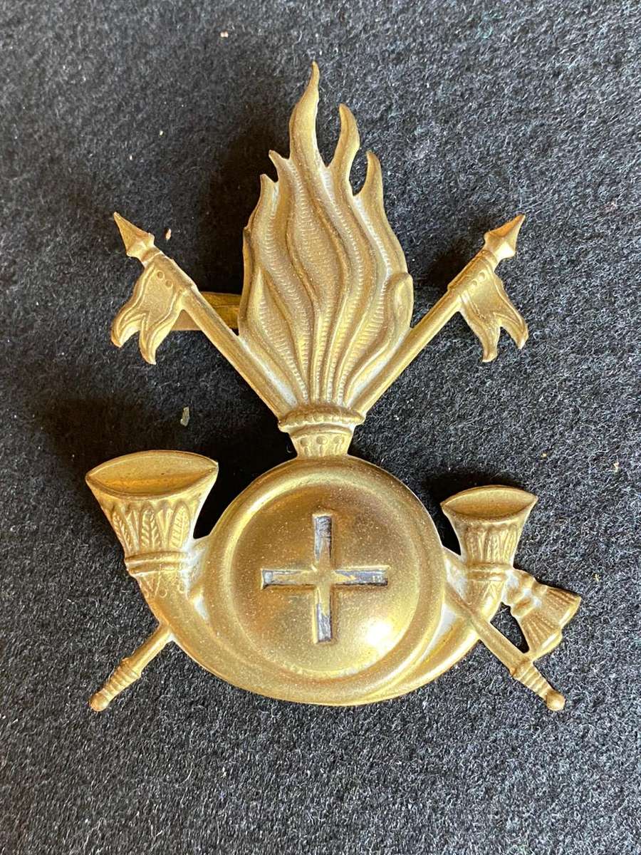 ITALIAN WW2 CAP BADGE FOR CAVALTRY REGT. - LUGS INTACT