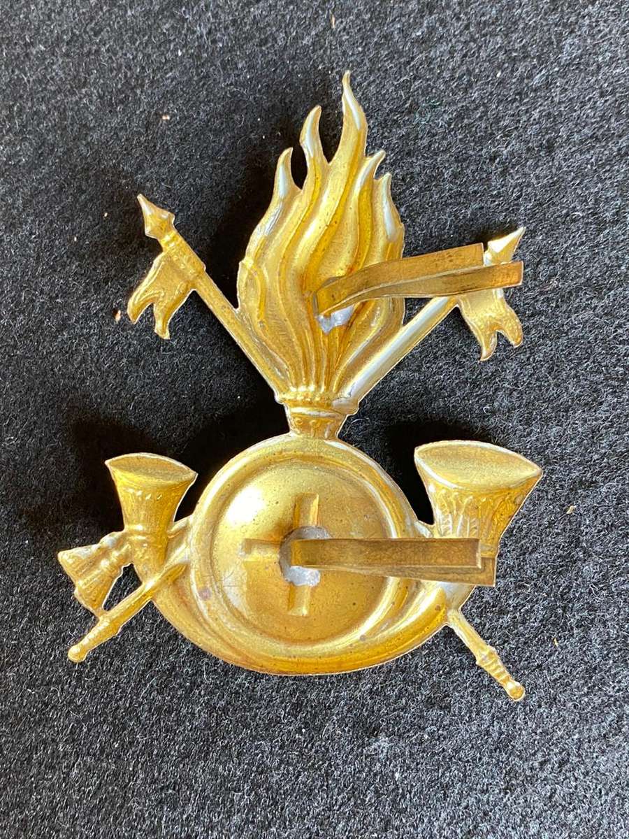 ITALIAN WW2 CAP BADGE FOR CAVALTRY REGT. - LUGS INTACT