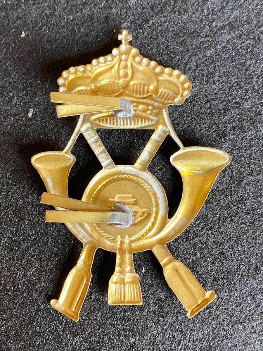 ITALIAN WW2 CAP BADGE FOR LIGHT TANKS- LUGS COMPLETE
