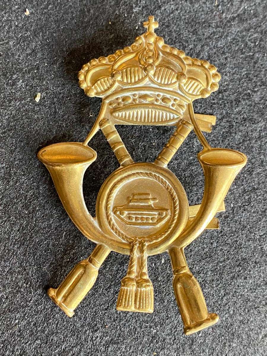 ITALIAN WW2 CAP BADGE FOR LIGHT TANKS- LUGS COMPLETE