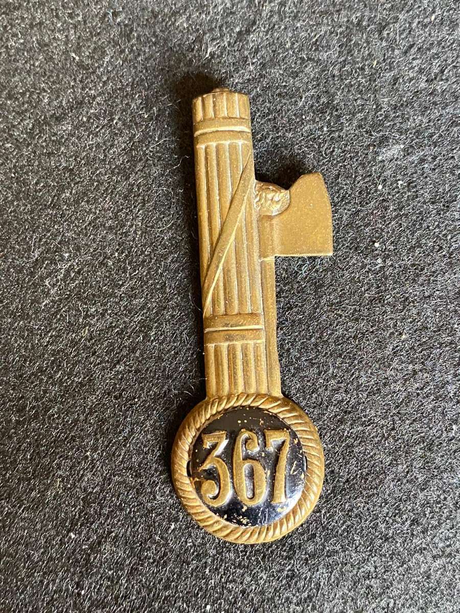 ITALIAN WW2 MILIZIA CAP BADGE- (BLACK SHIRTS)