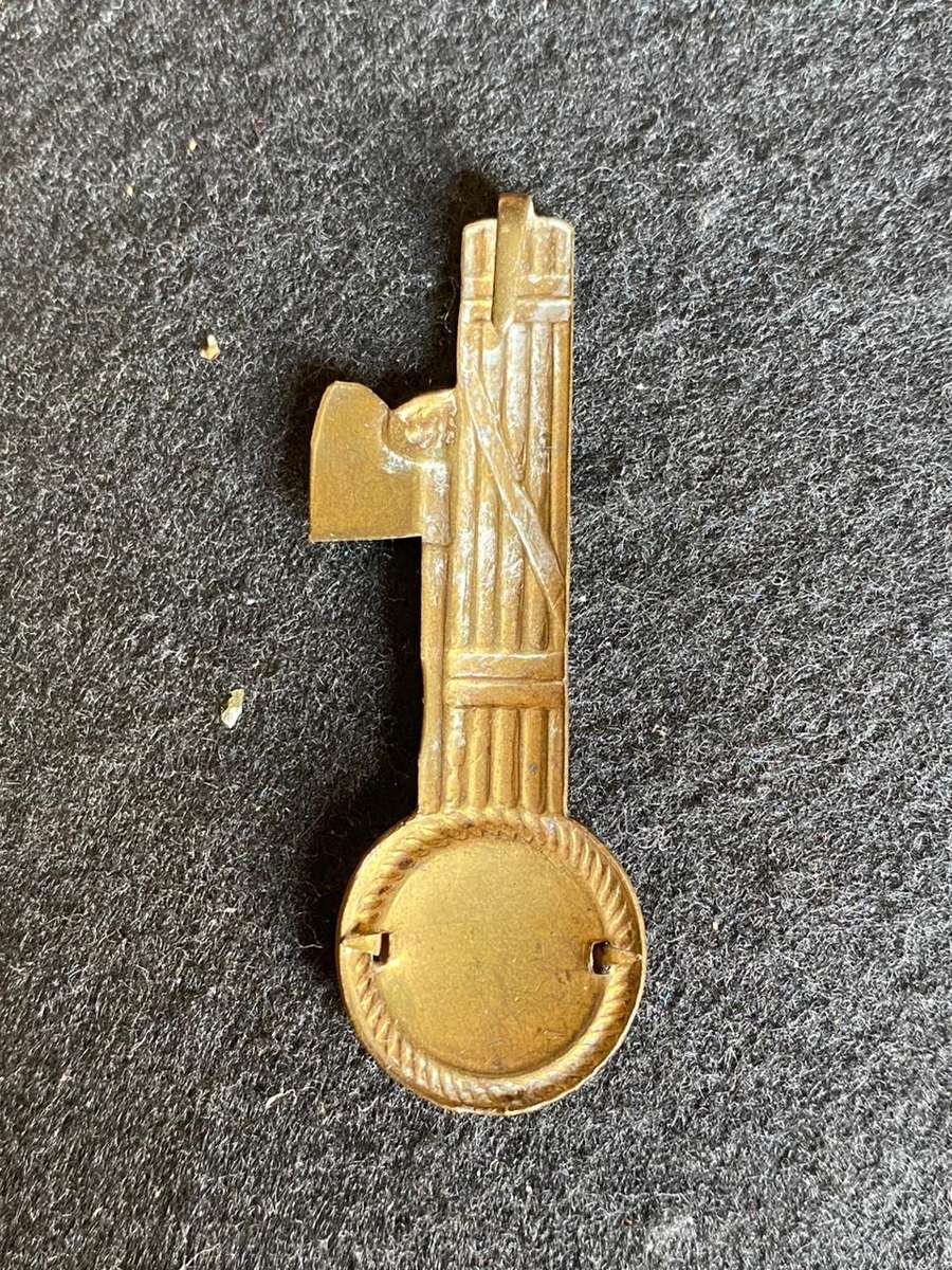 ITALIAN WW2 MILIZIA CAP BADGE- (BLACK SHIRTS)