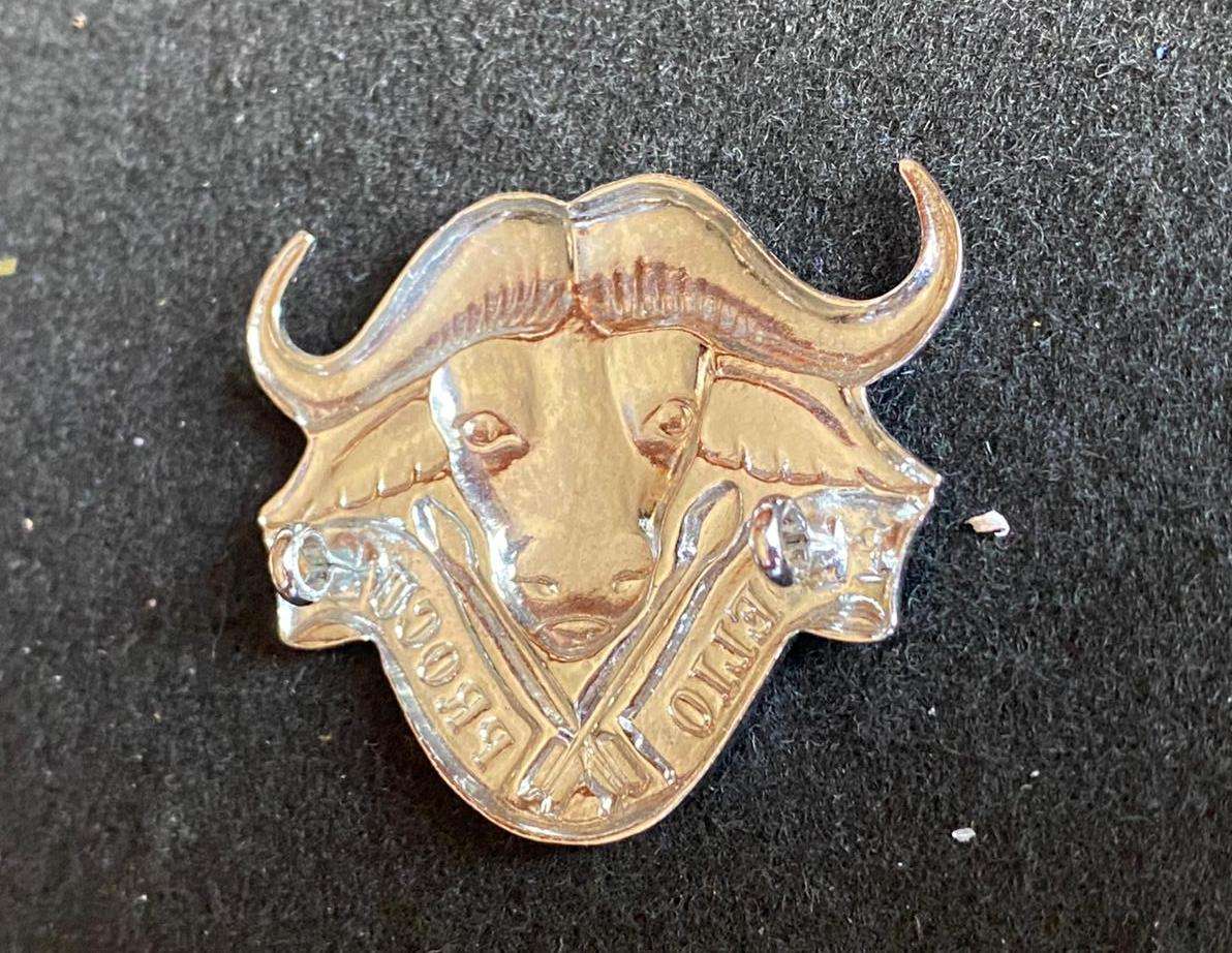 ORIGINAL 32 BATTALION CHROME BERET BADGE- 1977-1990'S- 2 LUGS