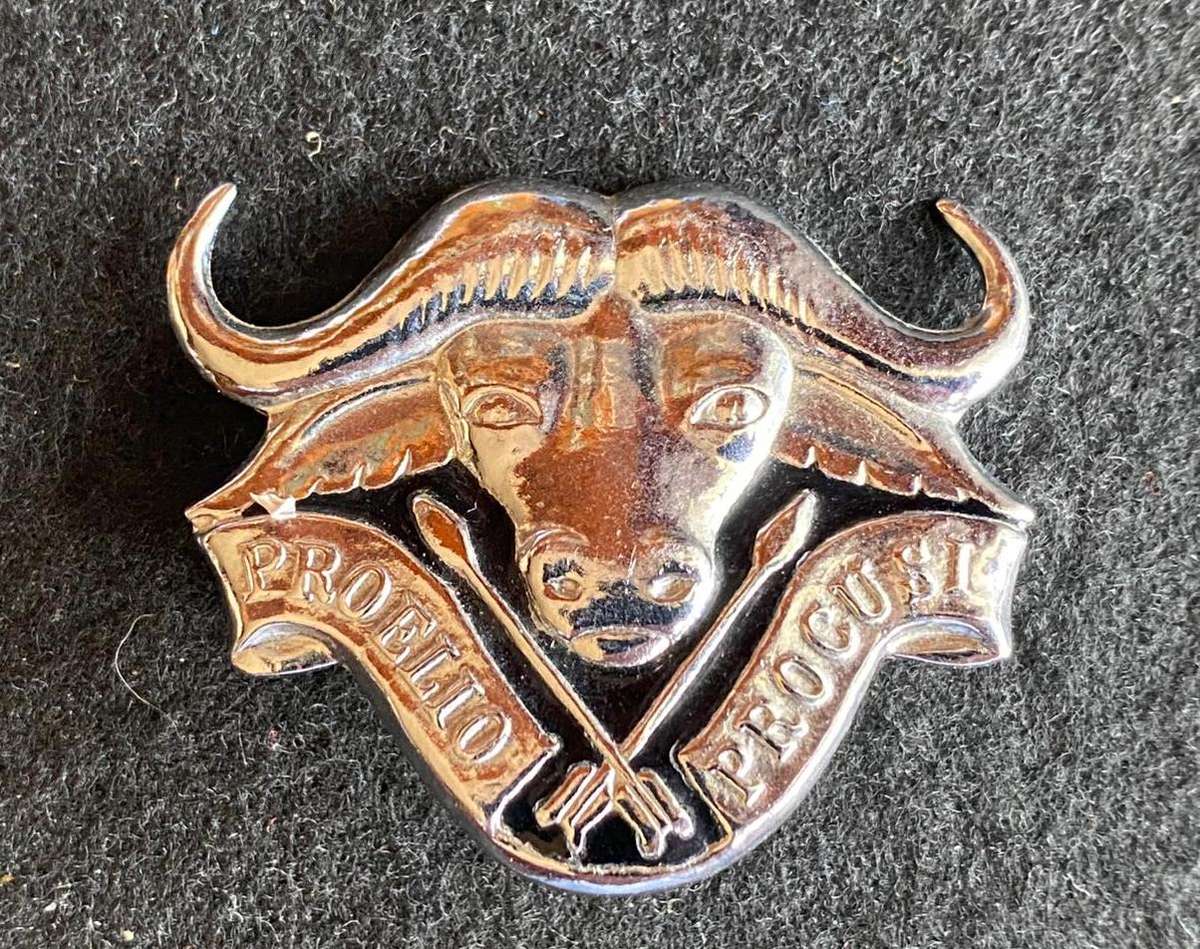 ORIGINAL 32 BATTALION CHROME BERET BADGE- 1977-1990'S- 2 LUGS