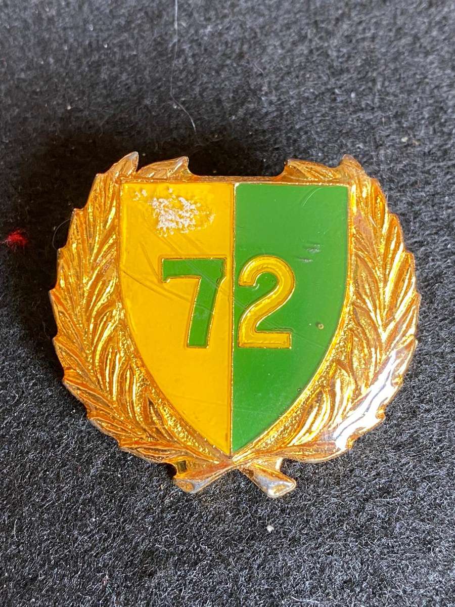 72 MOTOTRISED BRIGADE HQ GOLD WREATH CAP BADGE-APPROVED 1986- 2 LUGS