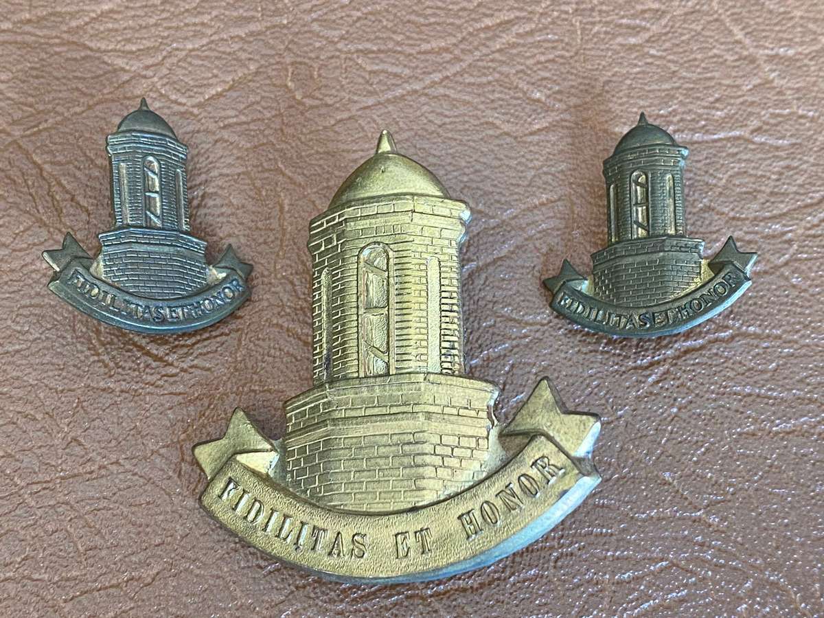 CASTLE GUARD CAPE TOWN SLOUCH HAT BADGE AND 2 COLLARS-INTRODUCED 1987-LUGS + PINS COMPLETE