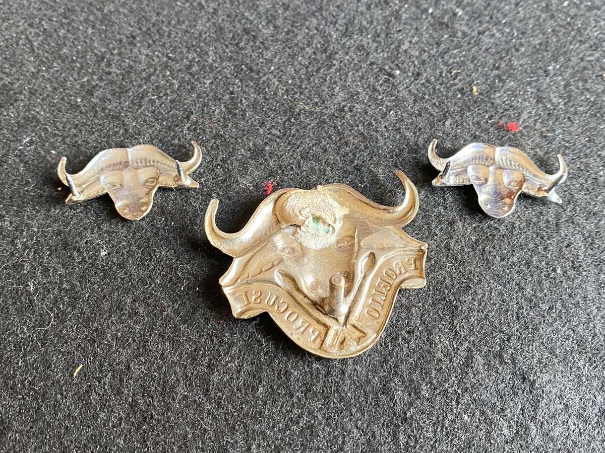 32 BATTALION CHROMED AND ENAMEL CAP AND COLLARS-APPROVED 1977-CAP WITH ONE LUG