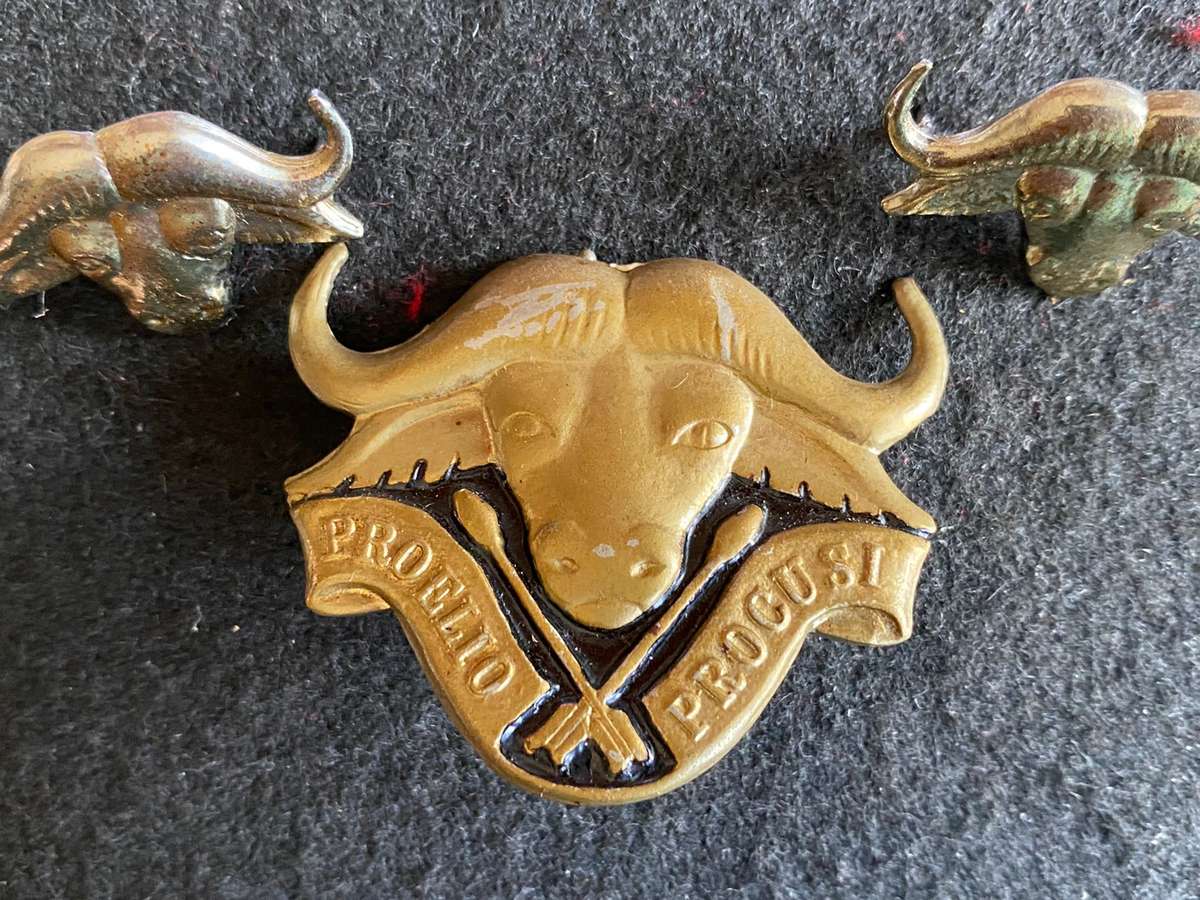 32 BATTALION CHROMED AND ENAMEL CAP AND COLLARS-APPROVED 1977-CAP WITH ONE LUG