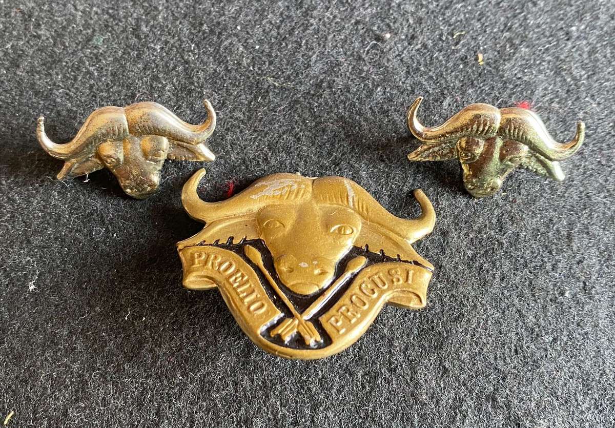 32 BATTALION CHROMED AND ENAMEL CAP AND COLLARS-APPROVED 1977-CAP WITH ONE LUG