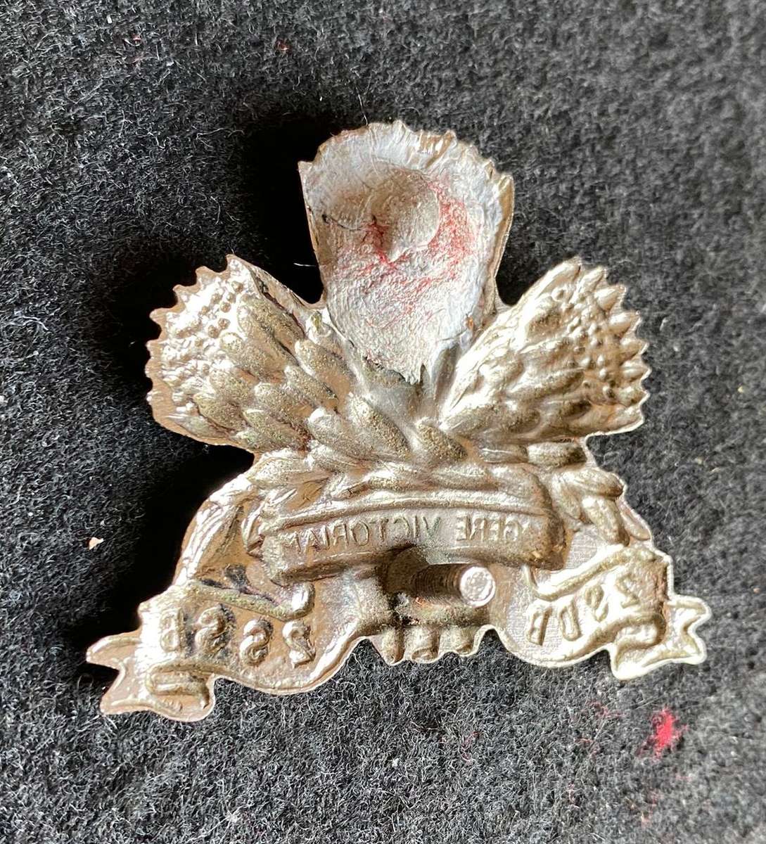 1 SPECIAL SERVICE BATTALION -WHITE METAL CAP BADGE- 1X SCREW LUGS