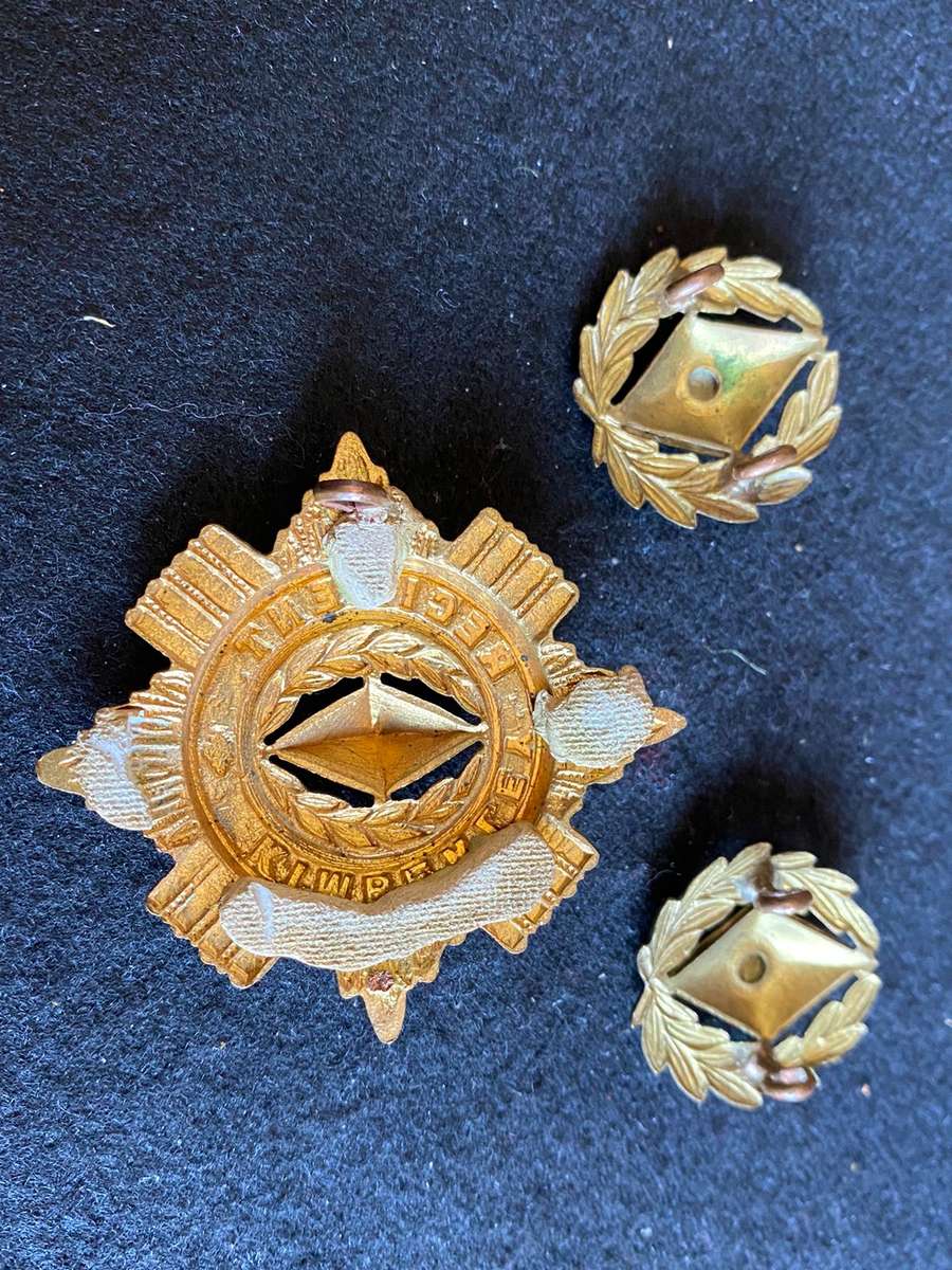 KIMBERLEY REGT. BRASS CAP AND COLLARS-WORN POST 1946 CAP WITH ONE LUG