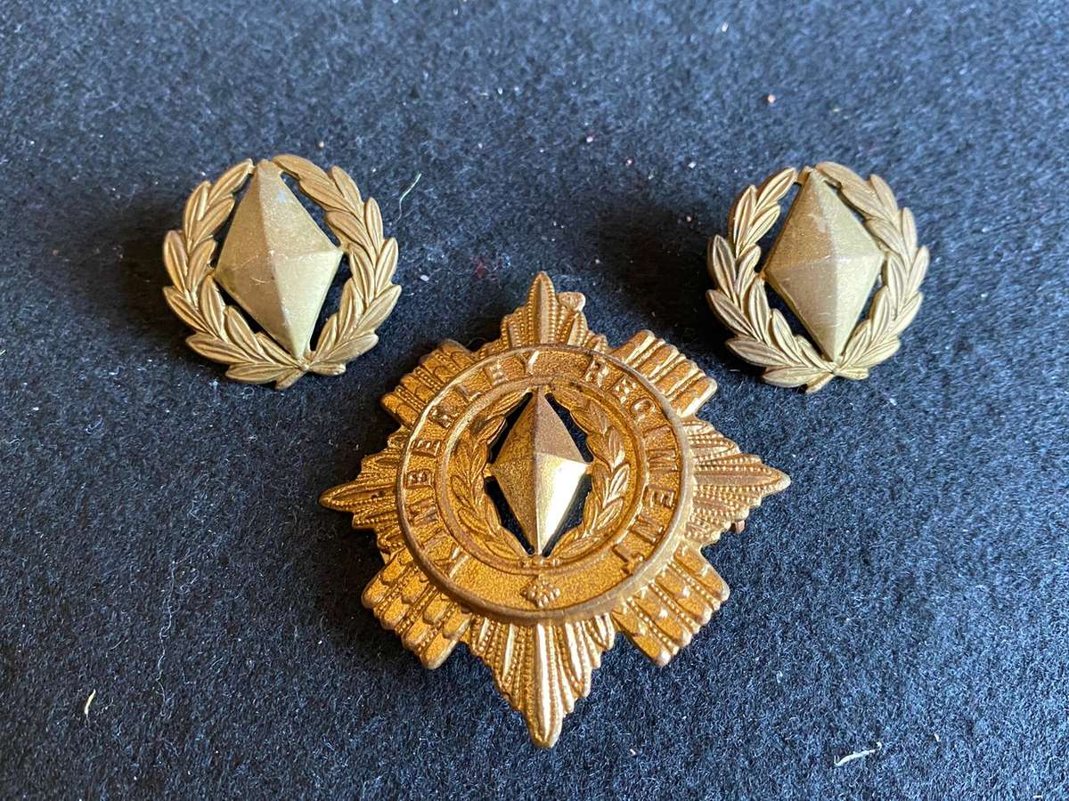 KIMBERLEY REGT. BRASS CAP AND COLLARS-WORN POST 1946 CAP WITH ONE LUG