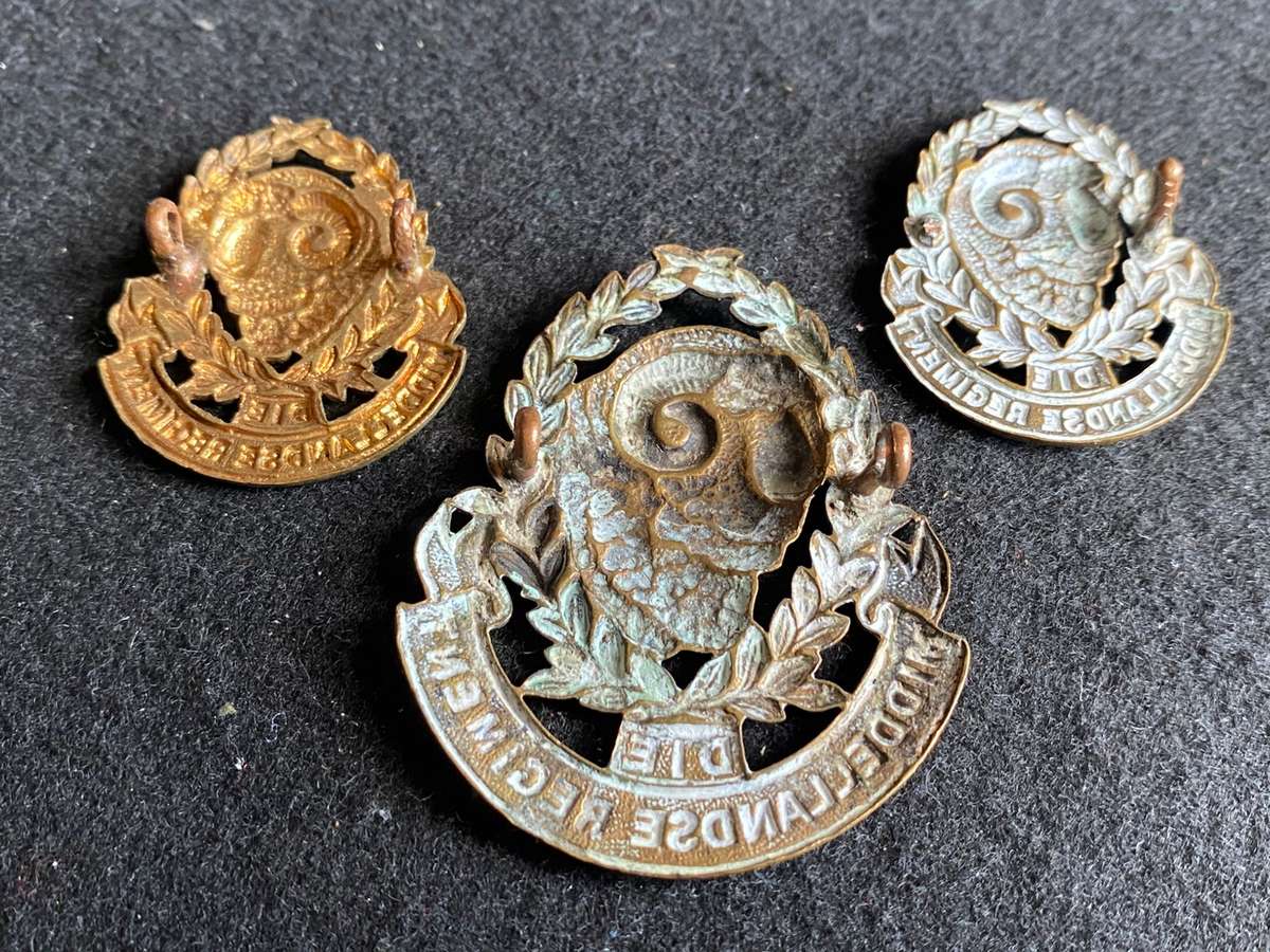 DIE MIDDELANDSE REGT. CAP AND COLLARS-WORN 1934-1954- ONE LUG MISSING