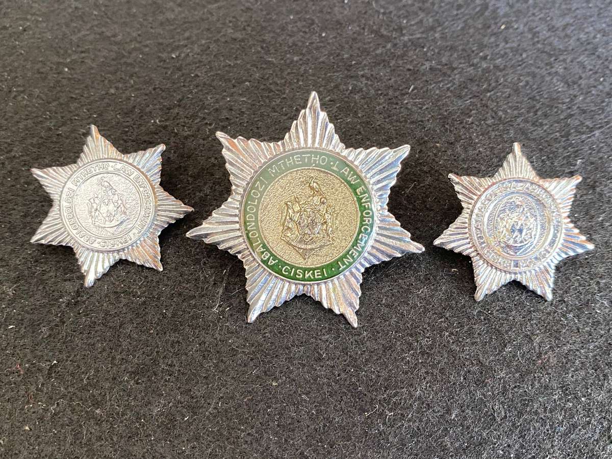 CISKEI POLICE OFFICERS ENAMELLED CAP AND 2 COLLARS-PINS + LUGS COMPLETE