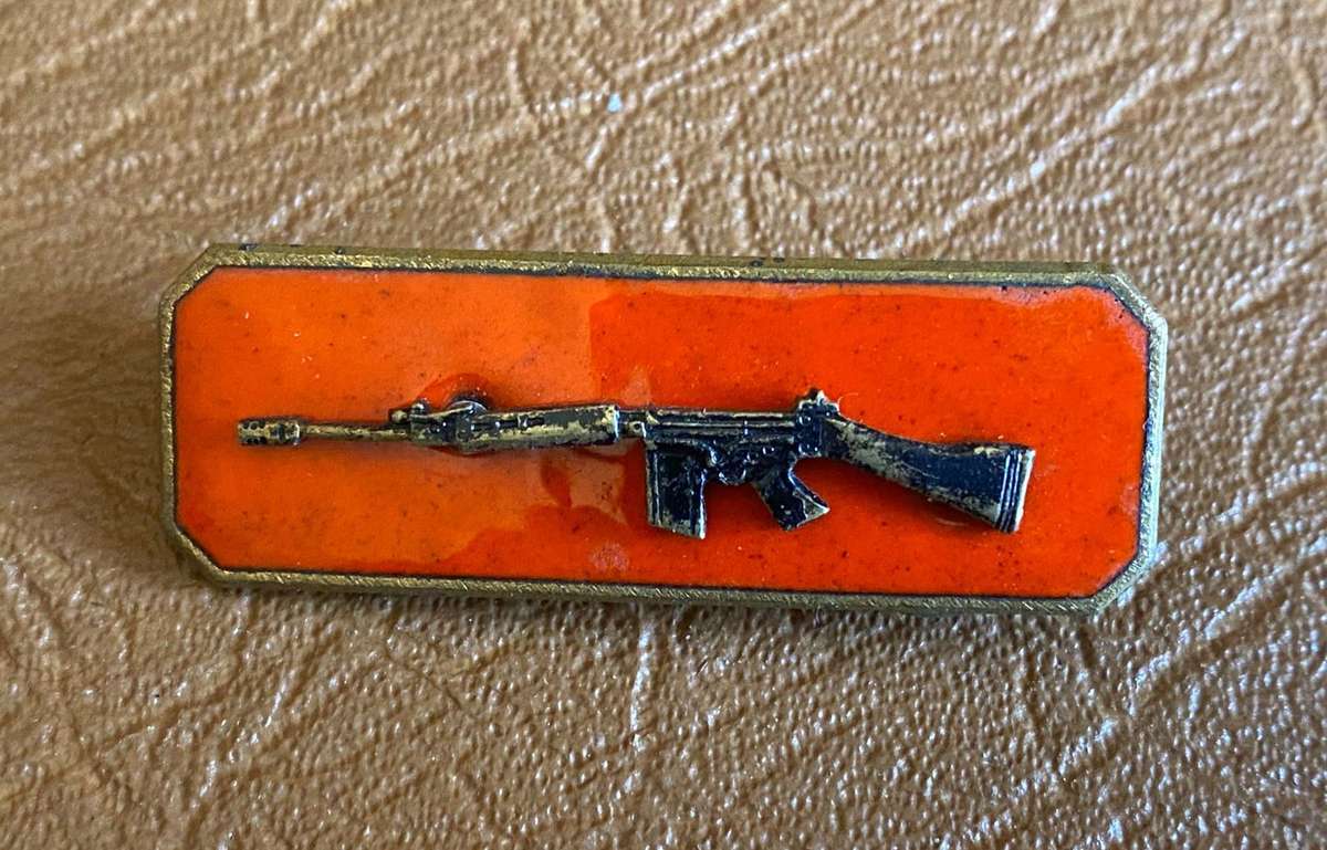 SA ARMY MARKSMAN BADGE-BRONZE RIFLE ENAMEL BACKING- 2 PINS