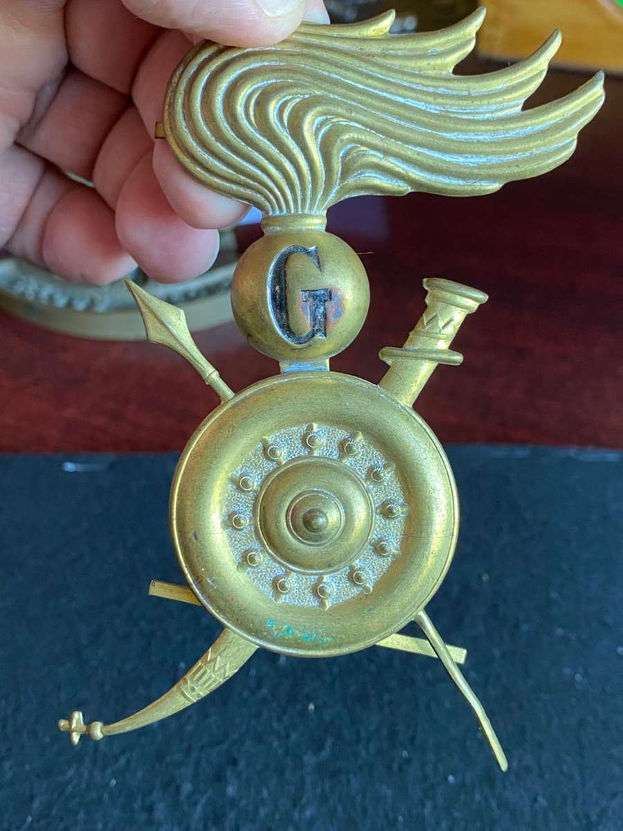 VERY SCARCE WW2 ITALIAN ROYAL ARMY ASCARI TARBUSH HAT BADGE-THERE IS NO DAMAGE TO THE BADGE-COMES WI