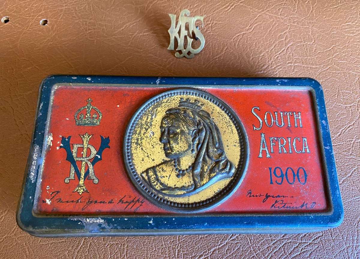 BOER WAR QUEEN VICTORIA TIN AND BADGE-SOLD TOGETHER