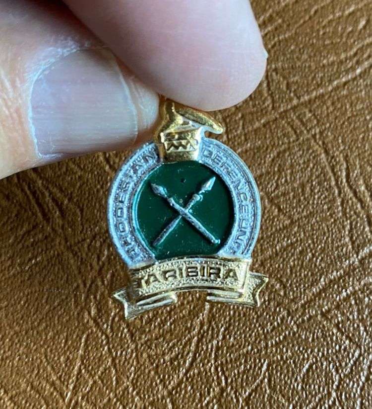 RHODESIAN INTEL CORPS ANODISED CAP BADGE- 2 LUGS