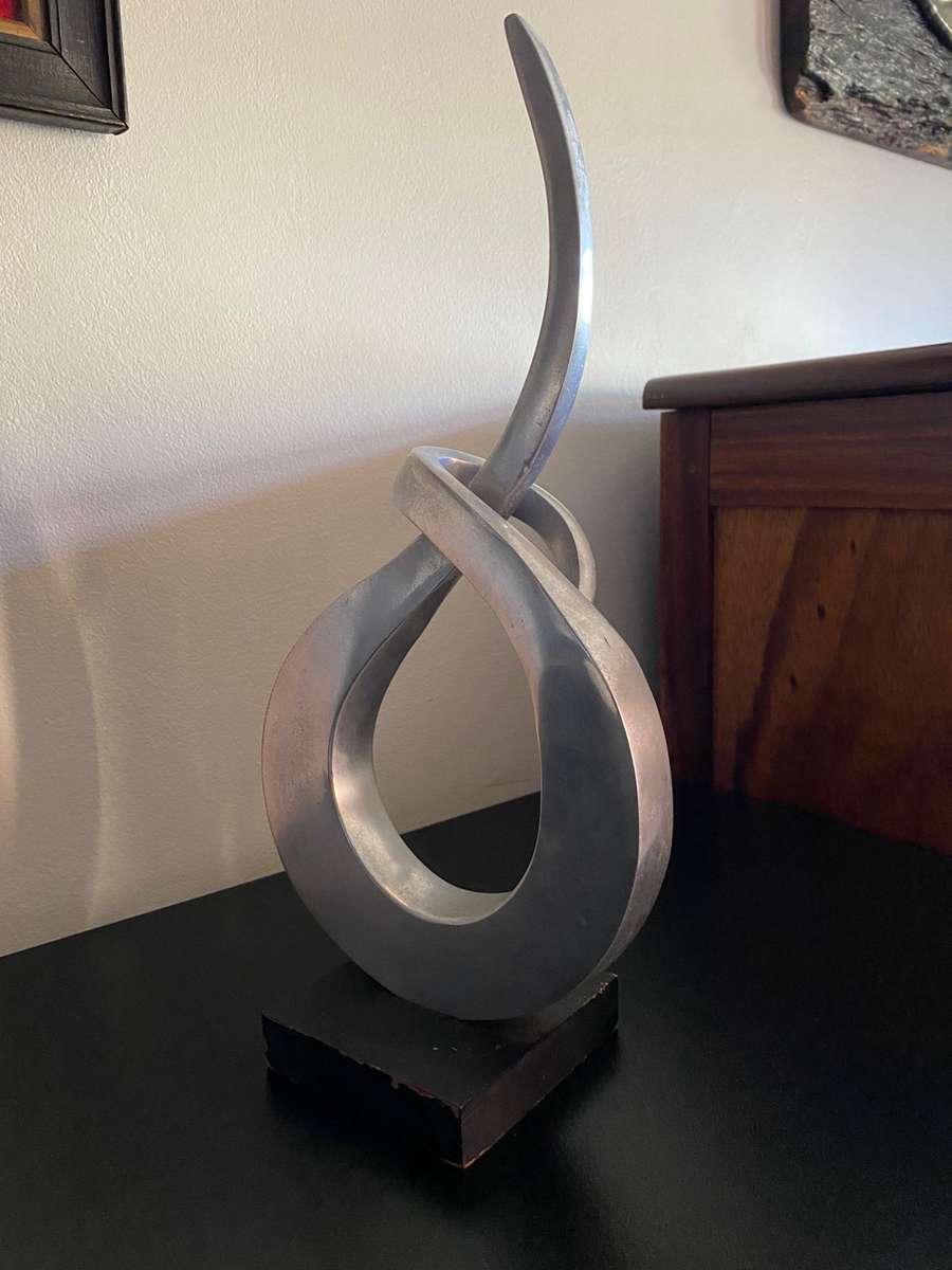 STUNNING MODERN ABSTRACT ENTWINED METAL SCULPTURE ON WOODEN BASE-HEIGHT 37.5CM-WIDTH 18.5 CM