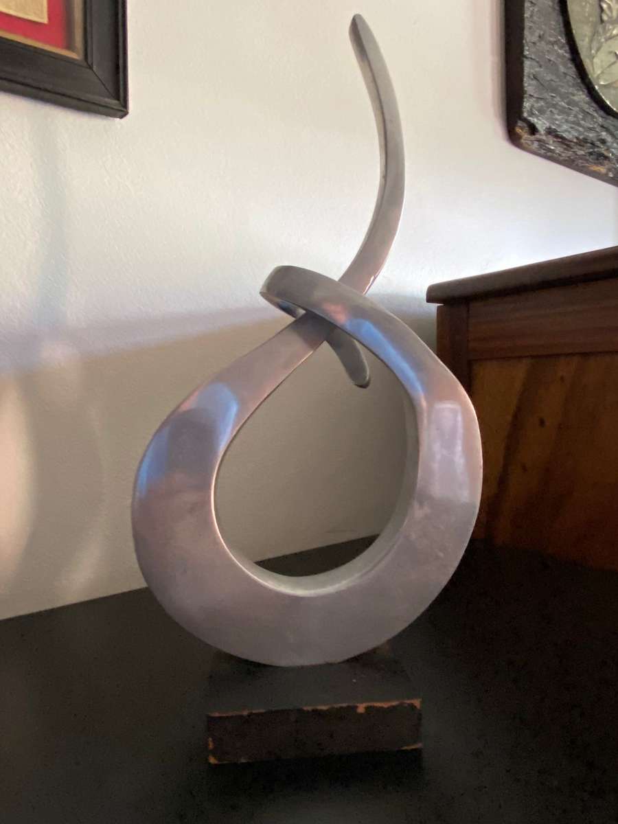 STUNNING MODERN ABSTRACT ENTWINED METAL SCULPTURE ON WOODEN BASE-HEIGHT 37.5CM-WIDTH 18.5 CM