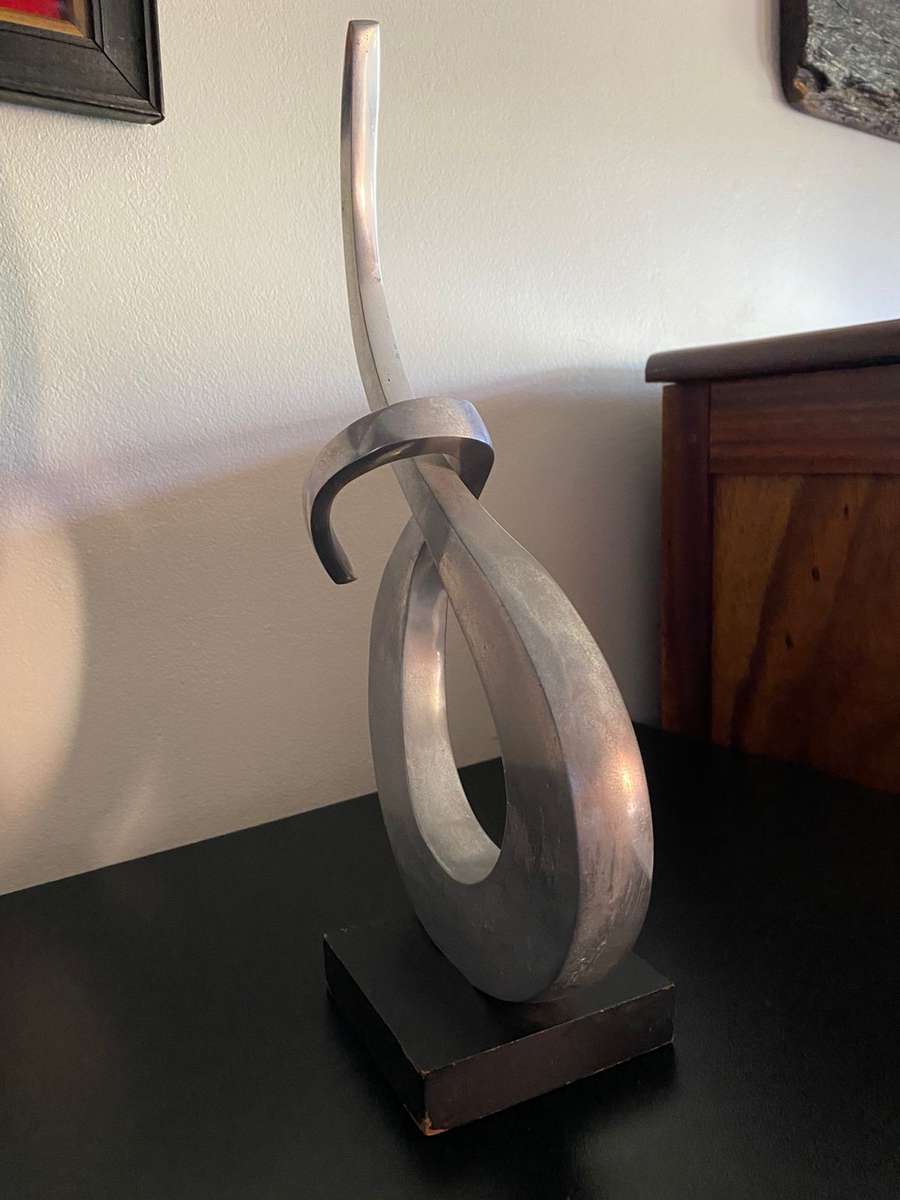 STUNNING MODERN ABSTRACT ENTWINED METAL SCULPTURE ON WOODEN BASE-HEIGHT 37.5CM-WIDTH 18.5 CM