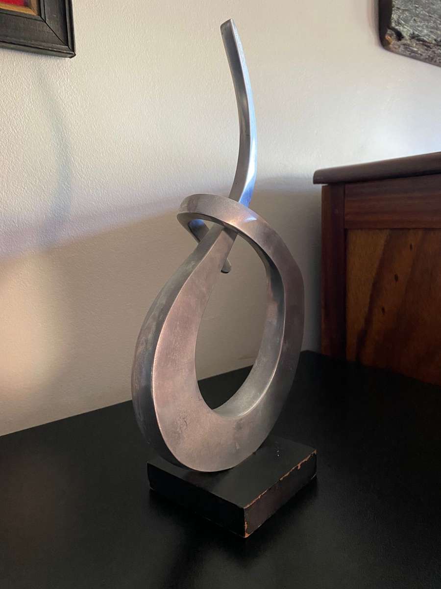 STUNNING MODERN ABSTRACT ENTWINED METAL SCULPTURE ON WOODEN BASE-HEIGHT 37.5CM-WIDTH 18.5 CM