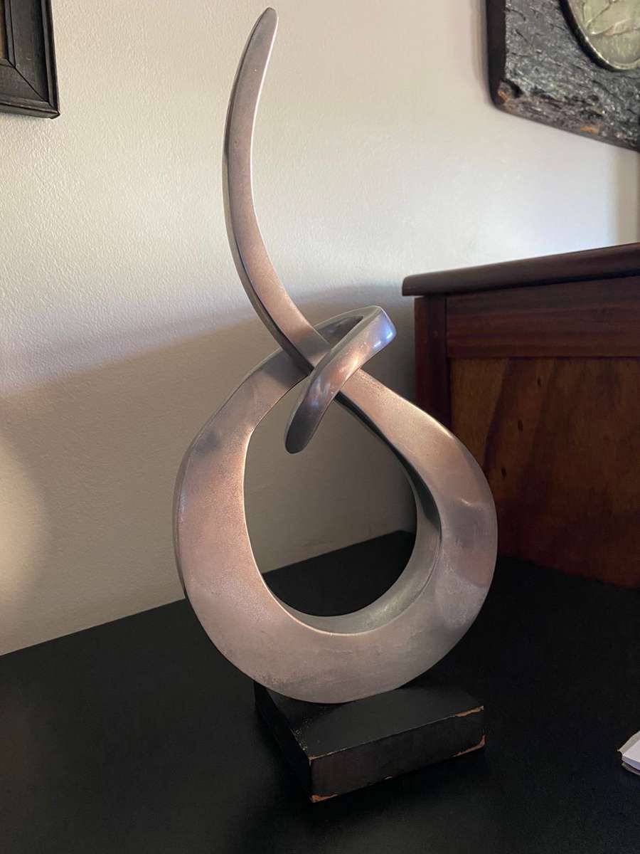STUNNING MODERN ABSTRACT ENTWINED METAL SCULPTURE ON WOODEN BASE-HEIGHT 37.5CM-WIDTH 18.5 CM