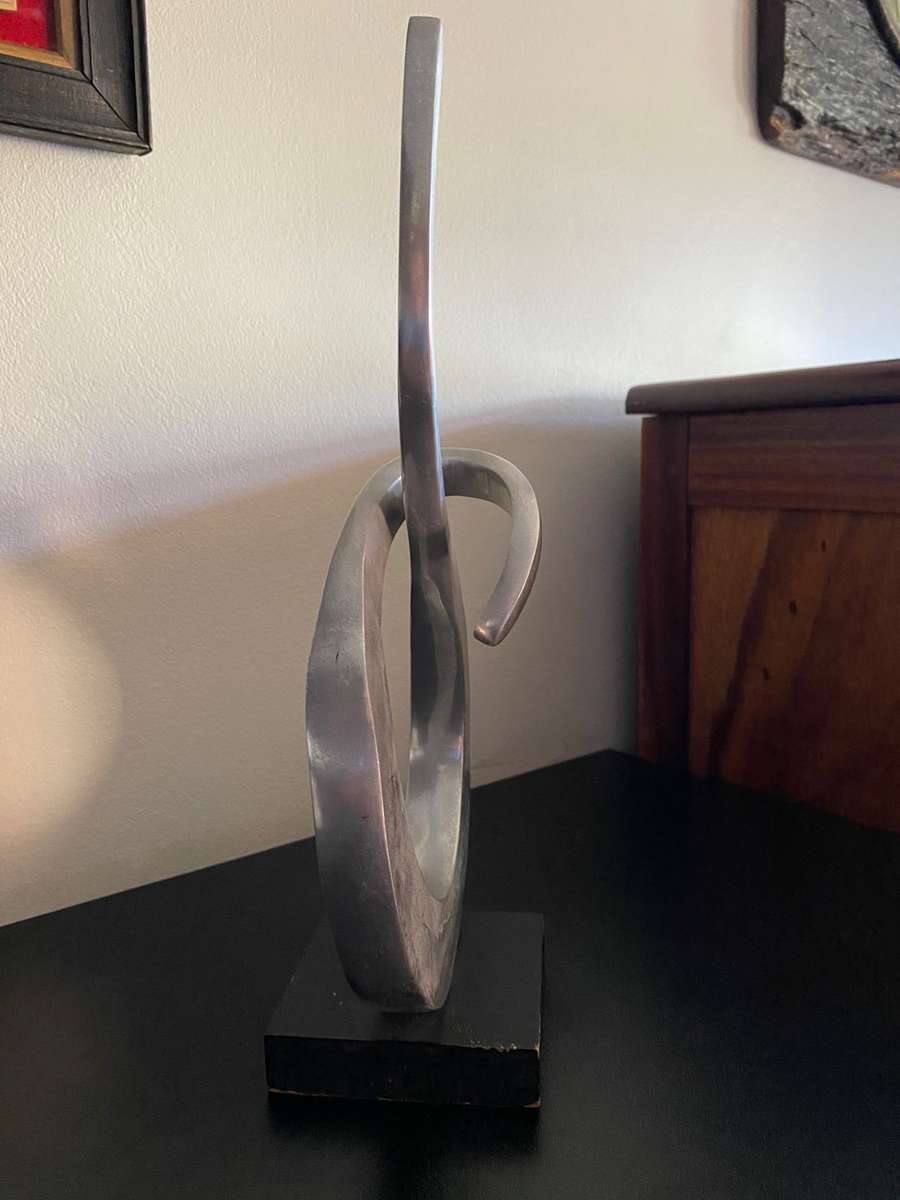 STUNNING MODERN ABSTRACT ENTWINED METAL SCULPTURE ON WOODEN BASE-HEIGHT 37.5CM-WIDTH 18.5 CM