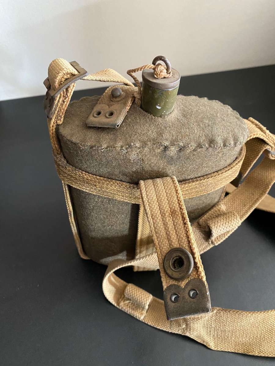 WW2 WATER BOTTLE-COMPLETE WITH STOPPER AND WEBBING CARRIER (GREEN ENAMEL)GOOD CONDITION