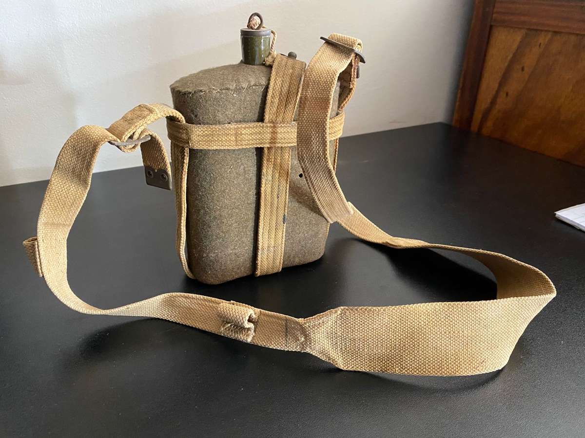 WW2 WATER BOTTLE-COMPLETE WITH STOPPER AND WEBBING CARRIER (GREEN ENAMEL)GOOD CONDITION