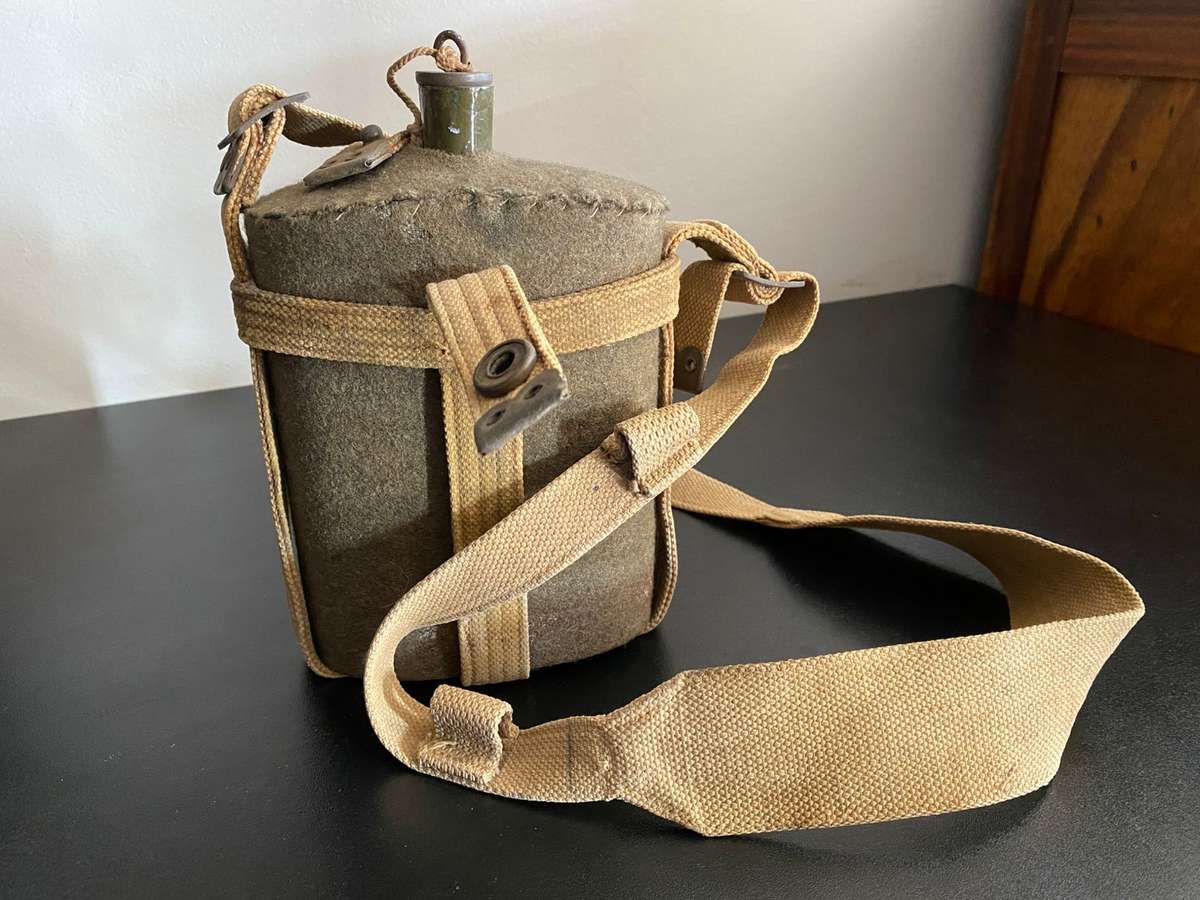 WW2 WATER BOTTLE-COMPLETE WITH STOPPER AND WEBBING CARRIER (GREEN ENAMEL)GOOD CONDITION