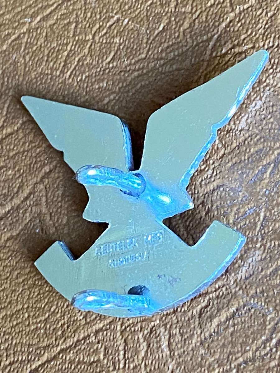 RHODESIAN SELOUS SCOUTS ANODISED (MAKER NAMED) CAP BADGE-ORIGINAL - 2 LUGS