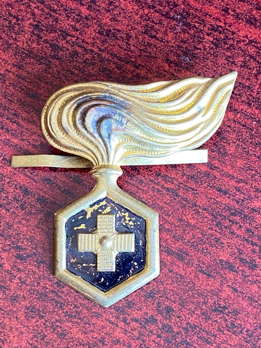 ITALIAN WW2 CHEMICAL WAR FARE CAP BADGE- SCARCE