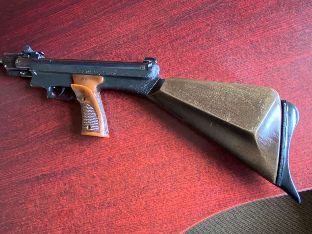 AIR GUN MODEL GAMATIC MADE IN SPAIN BY ELGAMO-OVERALL LENGTH 98CM-WORKING CONDITION