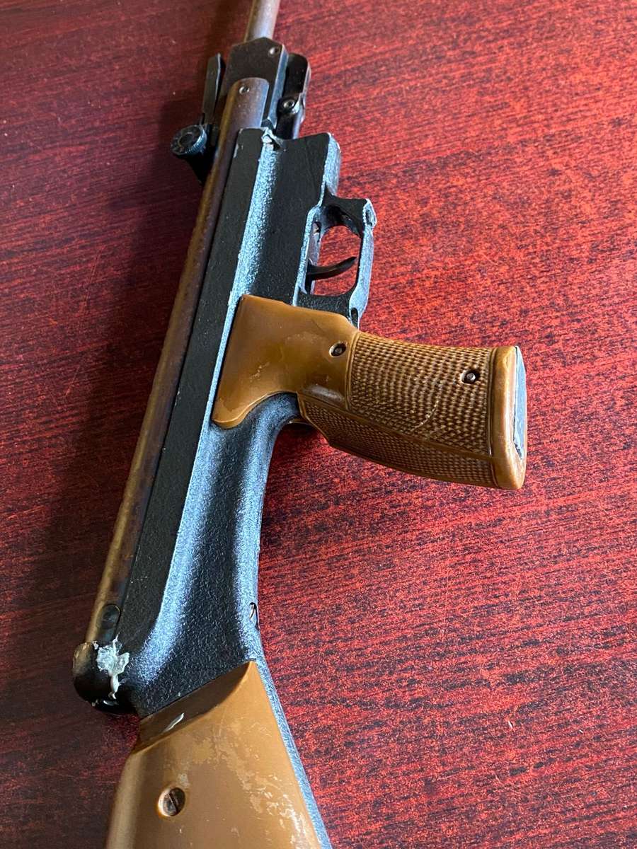 AIR GUN-GAMO 68-MADE IN SPAIN BY GAMO-OVERALL LENGTH 95CM-WORKING CONDITION-PLEASE LOOK AT PICTURES