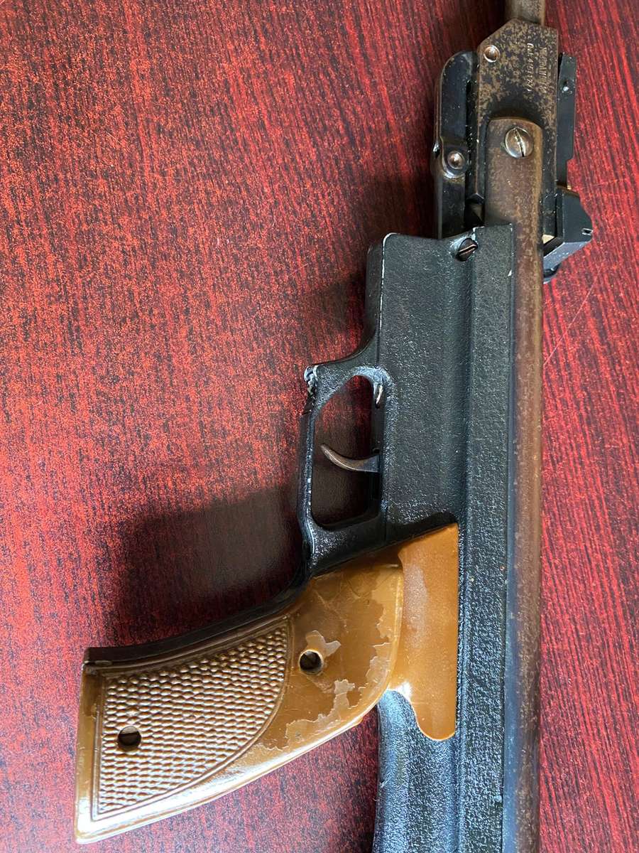 AIR GUN-GAMO 68-MADE IN SPAIN BY GAMO-OVERALL LENGTH 95CM-WORKING CONDITION-PLEASE LOOK AT PICTURES